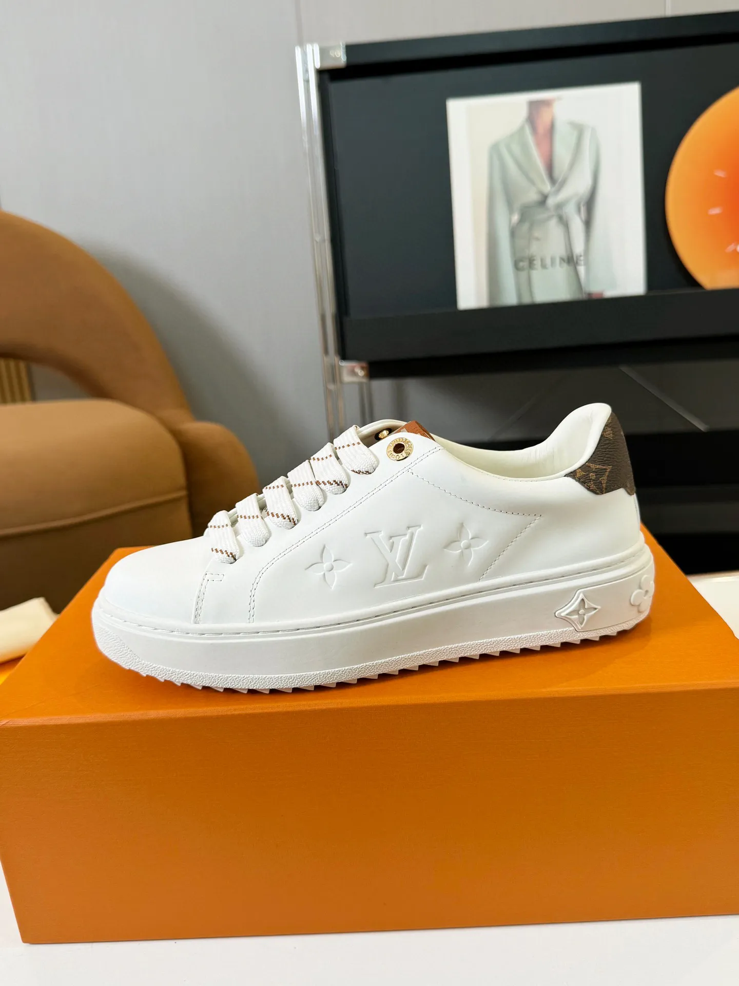 Men's Men's Shoes 💰💰660 Women's LV [Beverly Hills Sports Shoes Series] This Beverly Hills sports shoes are made of grained cow leather with Damier pattern, echoing the current season's leather goods series. The thick rubber outsole is lightweight, and an embossed Louis Vuitton logo adds a branding touch. Padded insole and technical fabric lining enhance comfort.  Detailed Features ♛ Embossed grained cowhide leather ♛ Ultra-lightweight rubber outsole ♛ Louis Vuitton logo on tongue and outsole ♛ Size: 35-40